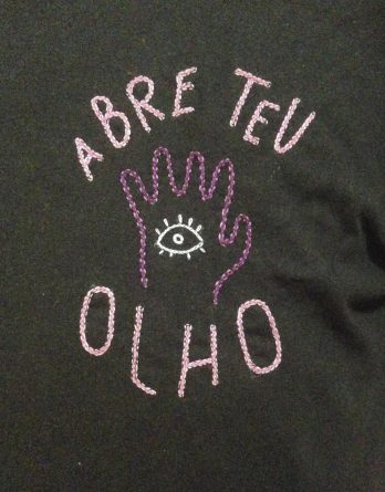 Camiseta ABRE TEU OLHO bordada